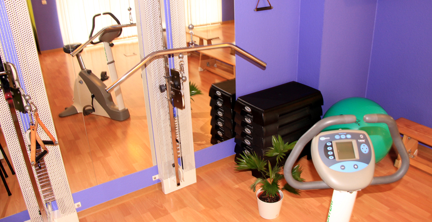 Gruppen- und Trainingsraum mit physiotherapeutischen Geräten