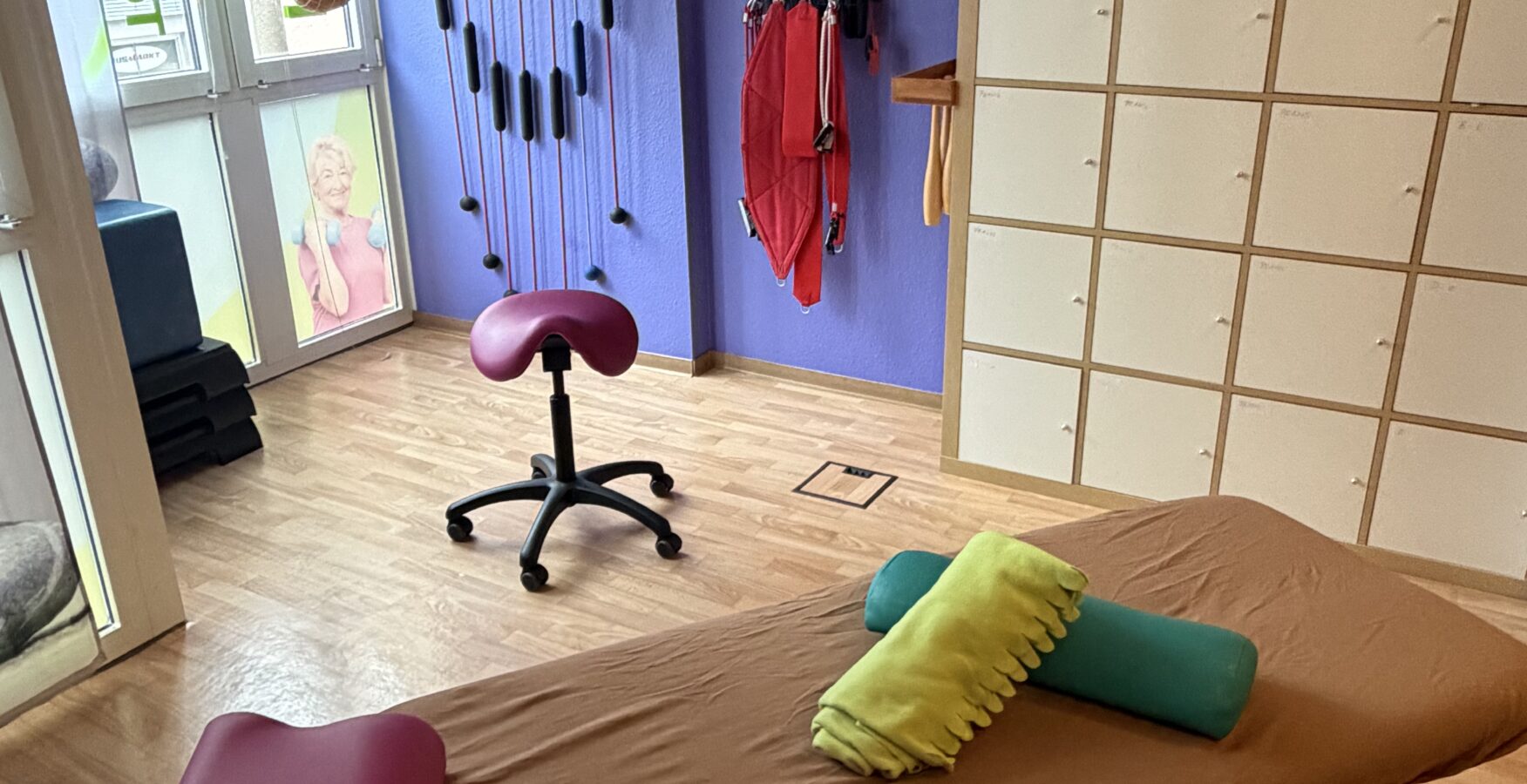 Therapieraum mit Behandlungsliege, Tageslicht und Therapieausstattung